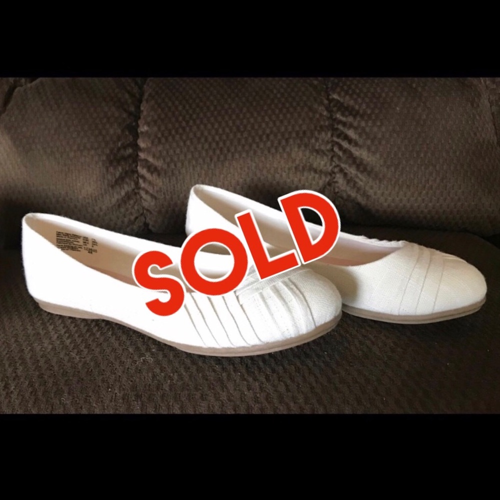 American Eagle tan flats